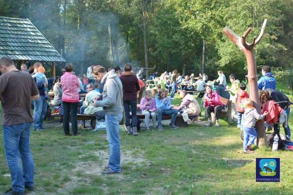 rodzinny piknik po wycieczce kolejką wąskotorową z Sochaczewa do Kampinosu