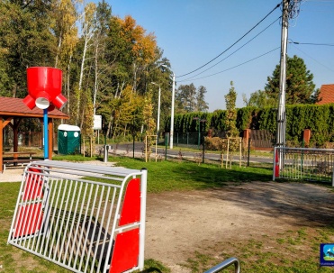Plac zabaw w Klaudynie  (tuż przy lesie)