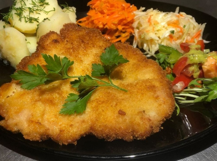 Bistro Ratusz - Comfort Food DiningKotlet schabowy domowy