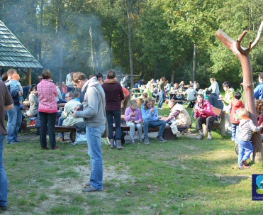 rodzinny piknik po wycieczce kolejką wąskotorową z Sochaczewa do Kampinosu