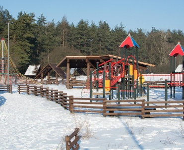 plac zabaw w Lipkowie - Lipkowska Polana (za kościołem)