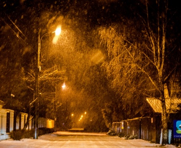 Pada śnieg - ale nawet jak pada, odśnieżanie jest mało kłopotliwe ponieważ szybko topnieje