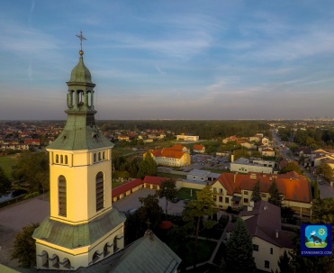 Wieża kościoła w Starych Babicach (a w oddali budynki w Warszawie)