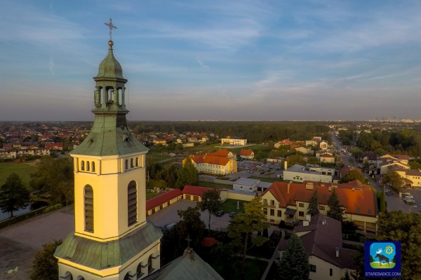Wieża kościoła w Starych Babicach (a w oddali budynki w Warszawie)